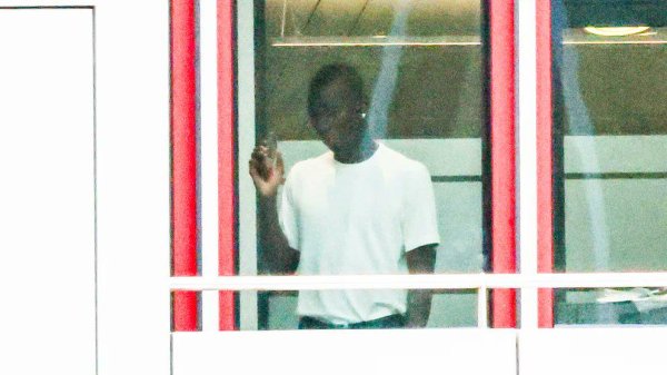 牛策略 交易即将完成？雅克松被拍到出现在拜仁办公室的阳台